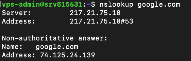 La commande nslookup résout un nom de domaine en une adresse IP.